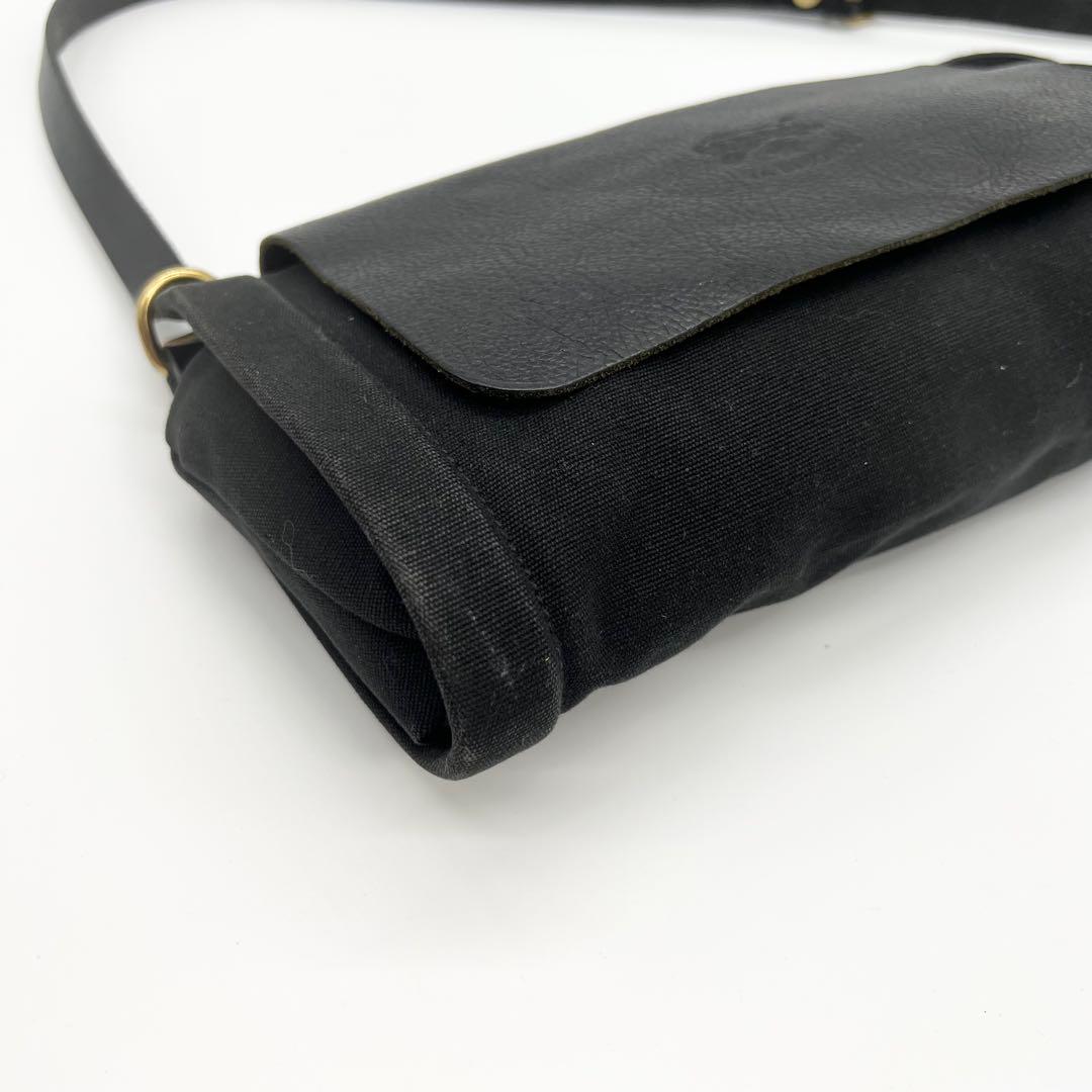 美品✨イルビゾンテ　ショルダーバッグ　レザー　ブラック　筒型　フラップ　型押し