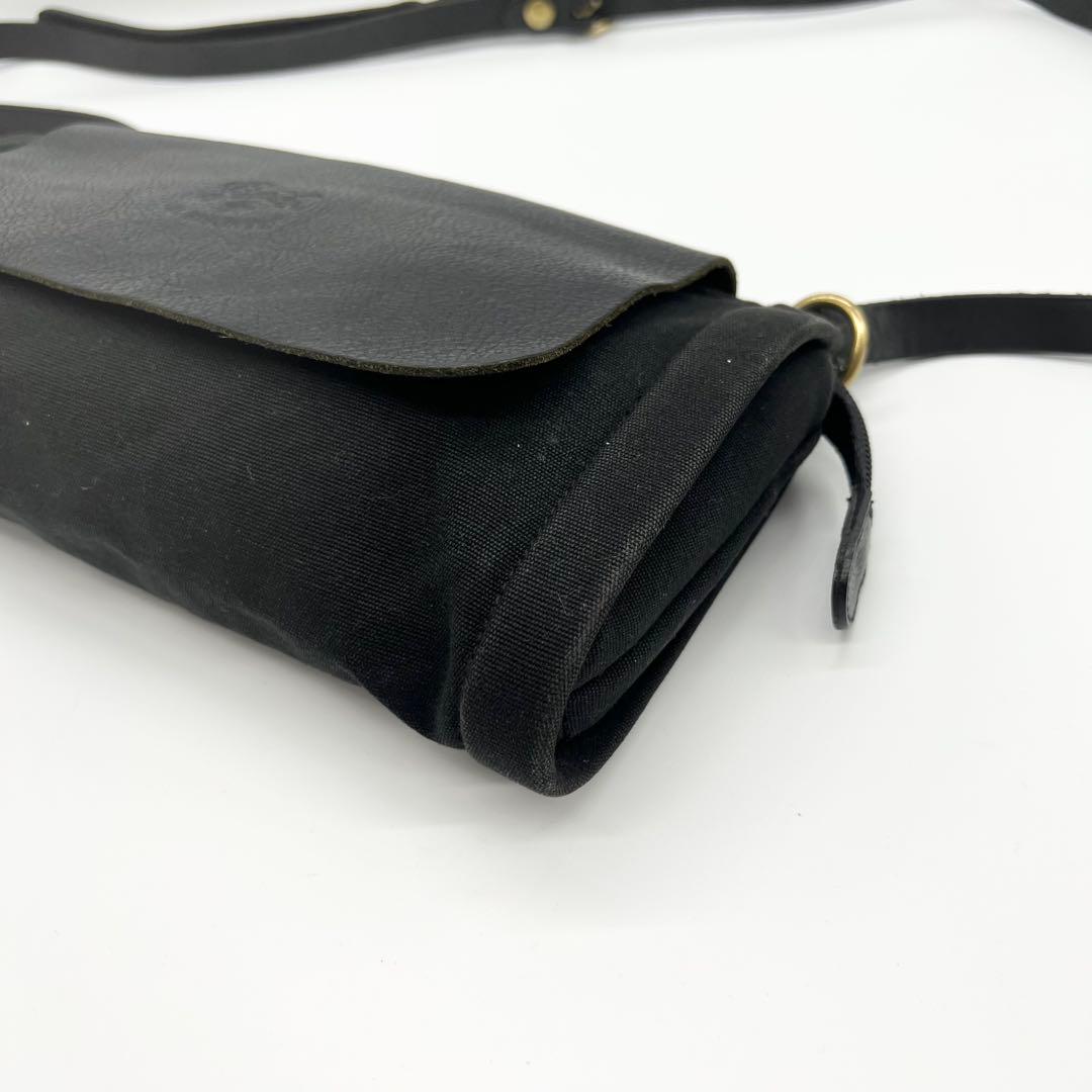 美品✨イルビゾンテ　ショルダーバッグ　レザー　ブラック　筒型　フラップ　型押し