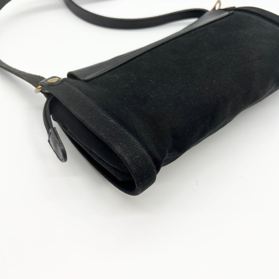 美品✨イルビゾンテ　ショルダーバッグ　レザー　ブラック　筒型　フラップ　型押し