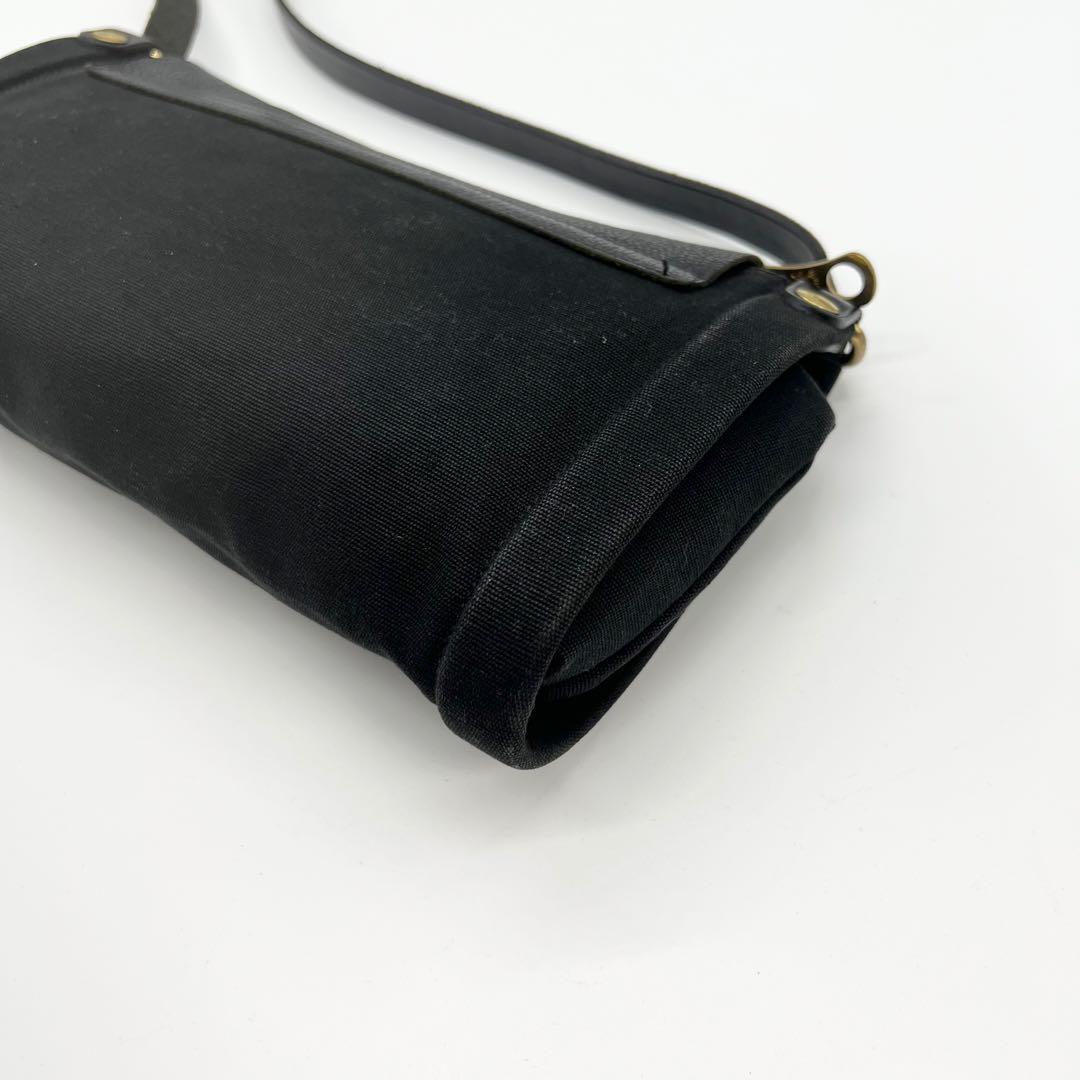 美品✨イルビゾンテ　ショルダーバッグ　レザー　ブラック　筒型　フラップ　型押し