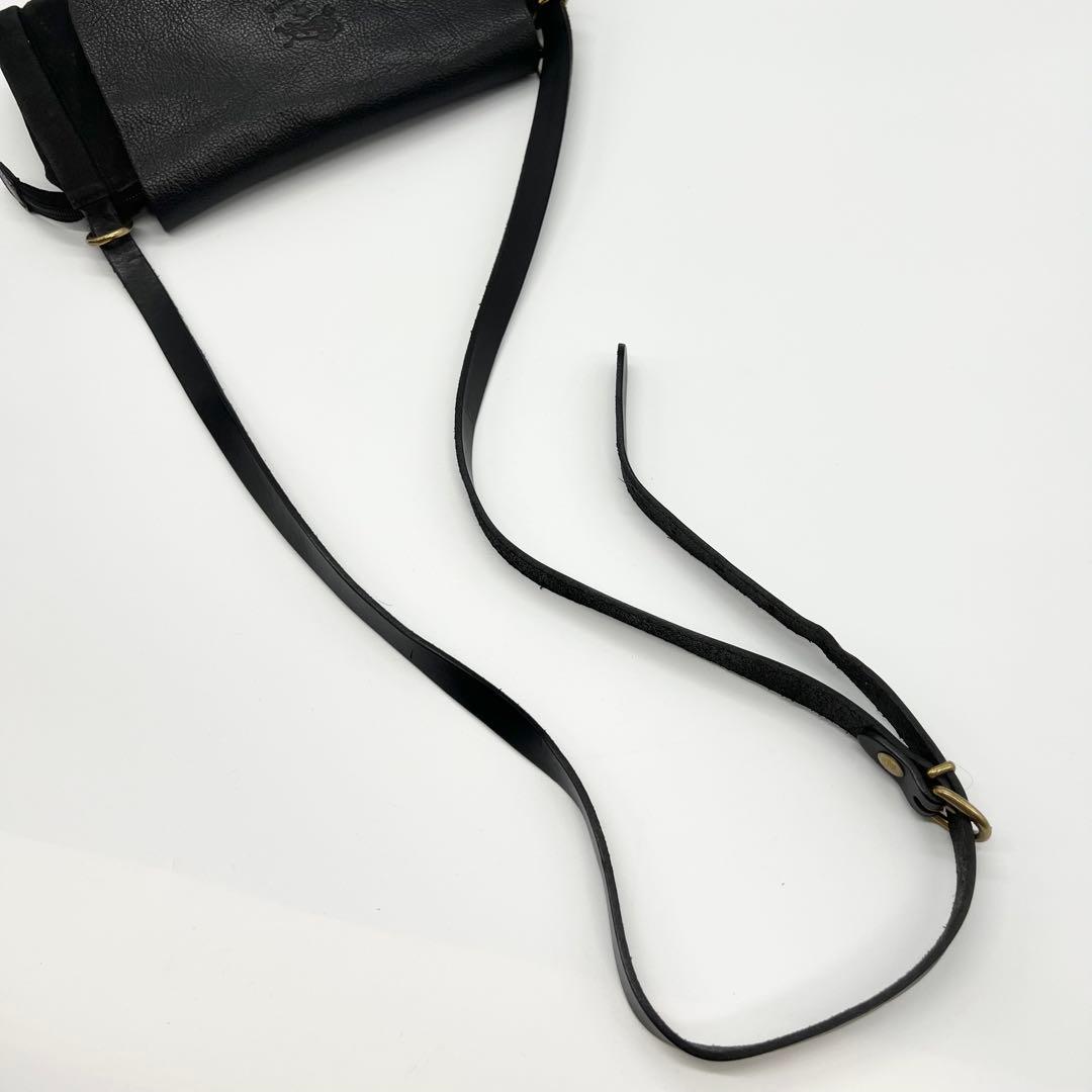 美品✨イルビゾンテ　ショルダーバッグ　レザー　ブラック　筒型　フラップ　型押し
