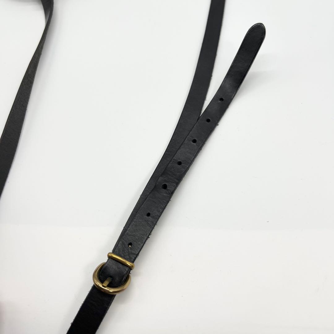 美品✨イルビゾンテ　ショルダーバッグ　レザー　ブラック　筒型　フラップ　型押し