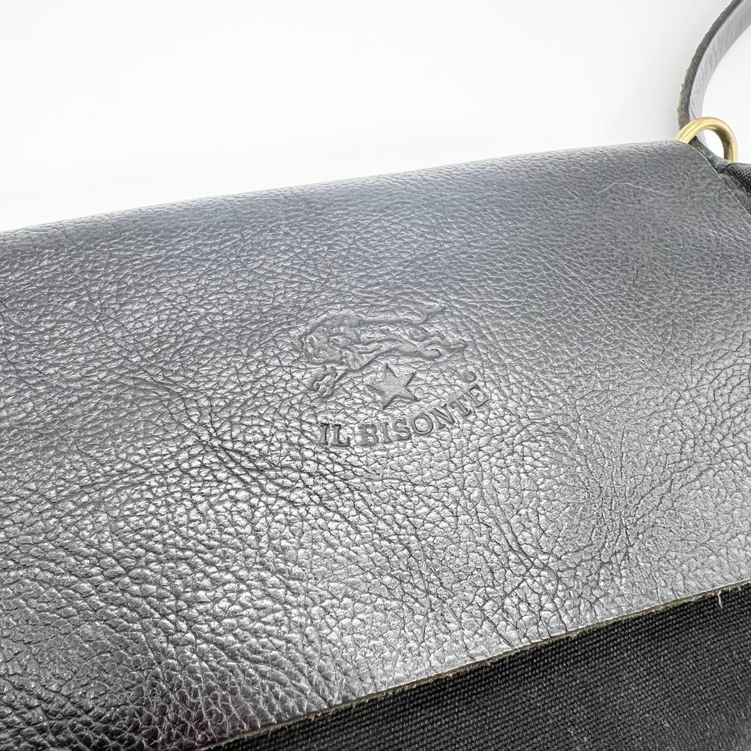 美品✨イルビゾンテ　ショルダーバッグ　レザー　ブラック　筒型　フラップ　型押し