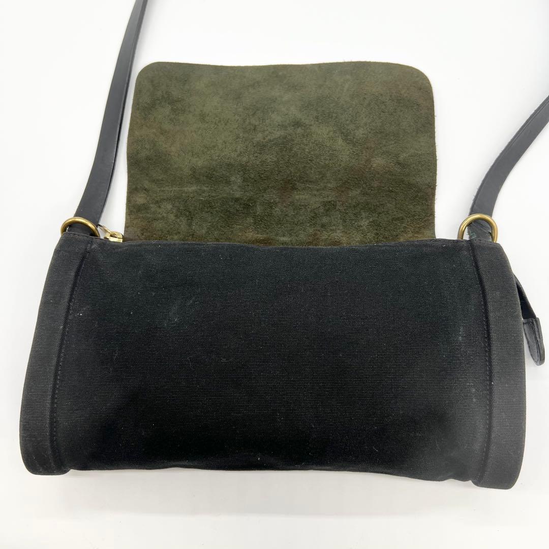 美品✨イルビゾンテ　ショルダーバッグ　レザー　ブラック　筒型　フラップ　型押し