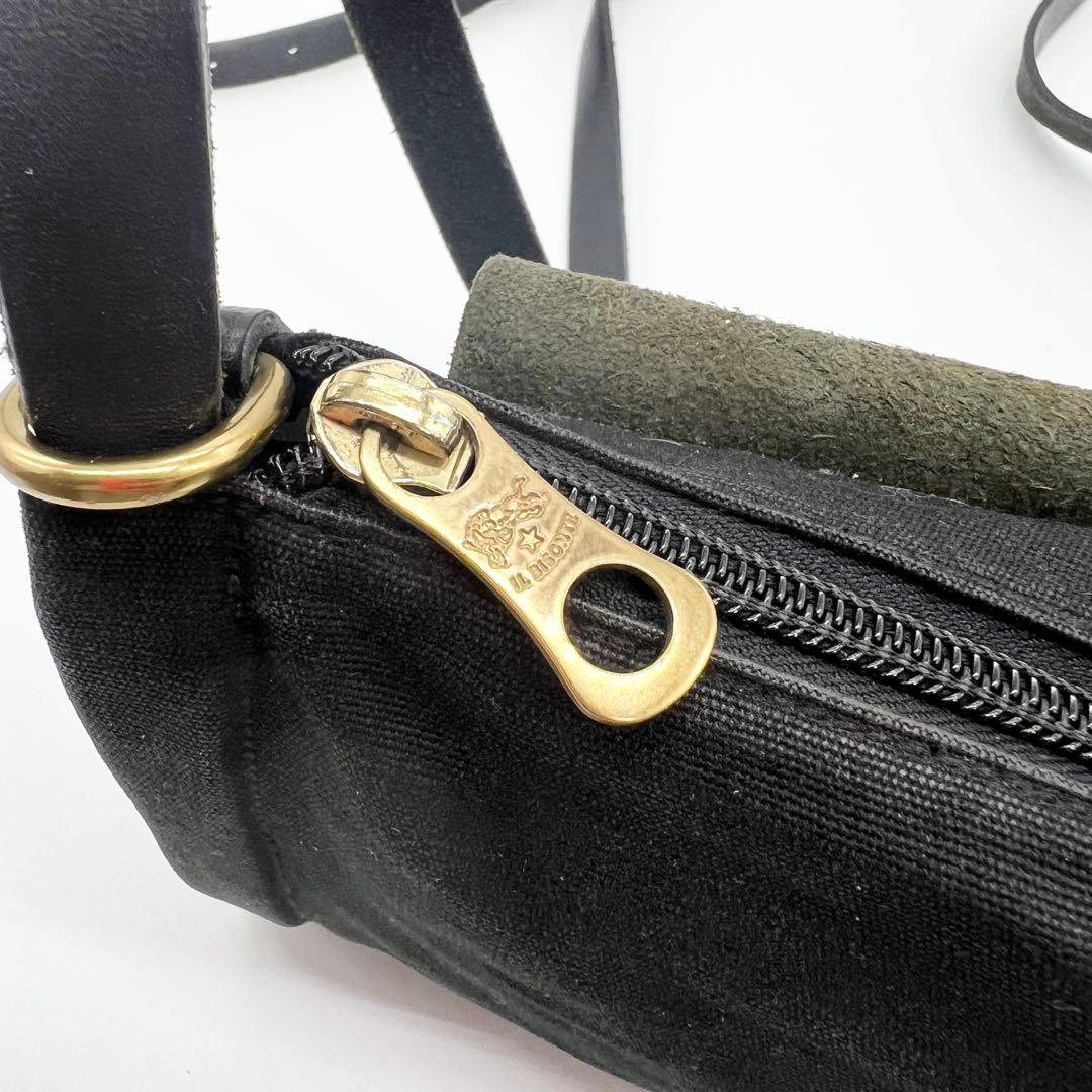美品✨イルビゾンテ　ショルダーバッグ　レザー　ブラック　筒型　フラップ　型押し