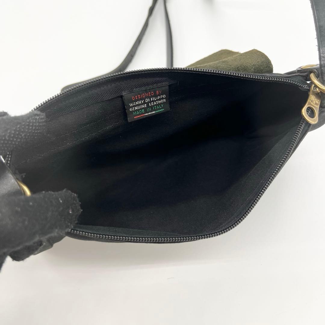 美品✨イルビゾンテ　ショルダーバッグ　レザー　ブラック　筒型　フラップ　型押し