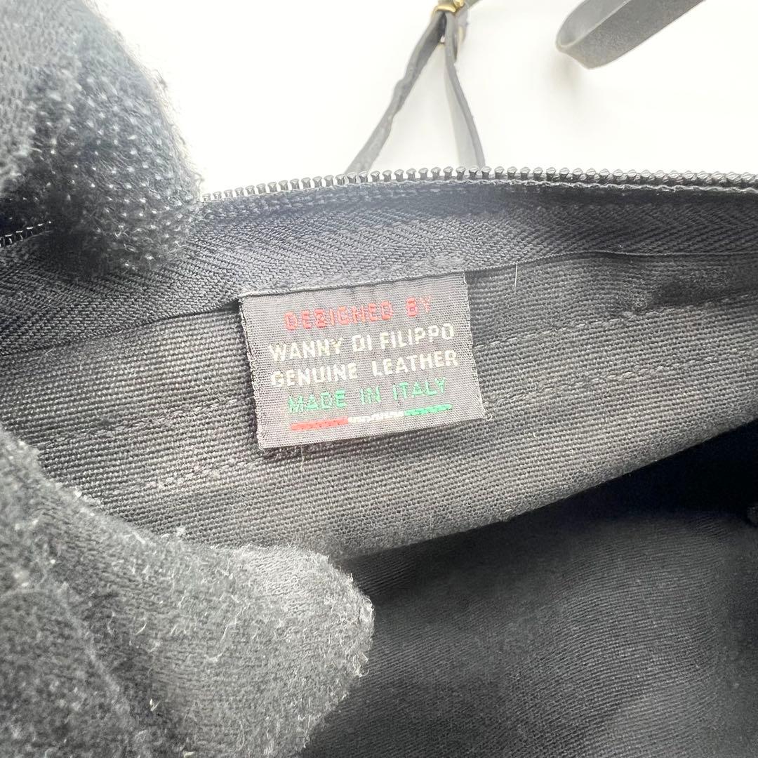 美品✨イルビゾンテ　ショルダーバッグ　レザー　ブラック　筒型　フラップ　型押し