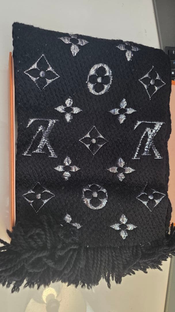 ルイヴィトン　エシャルプ　ロゴマニア　マフラー M75833