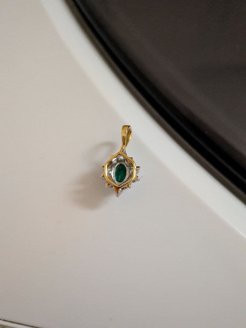 エメラルドグリーン