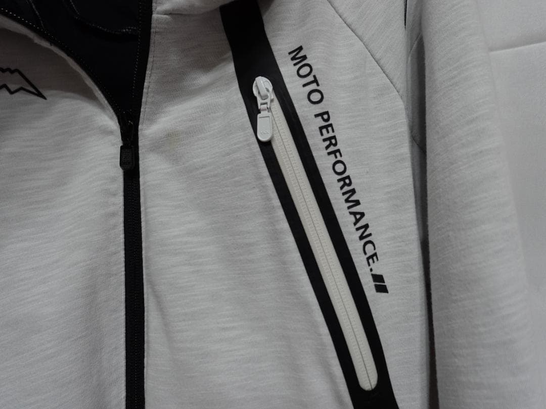 クシタニ　ミッドパーカー　ホワイト　防風　普段使いにも