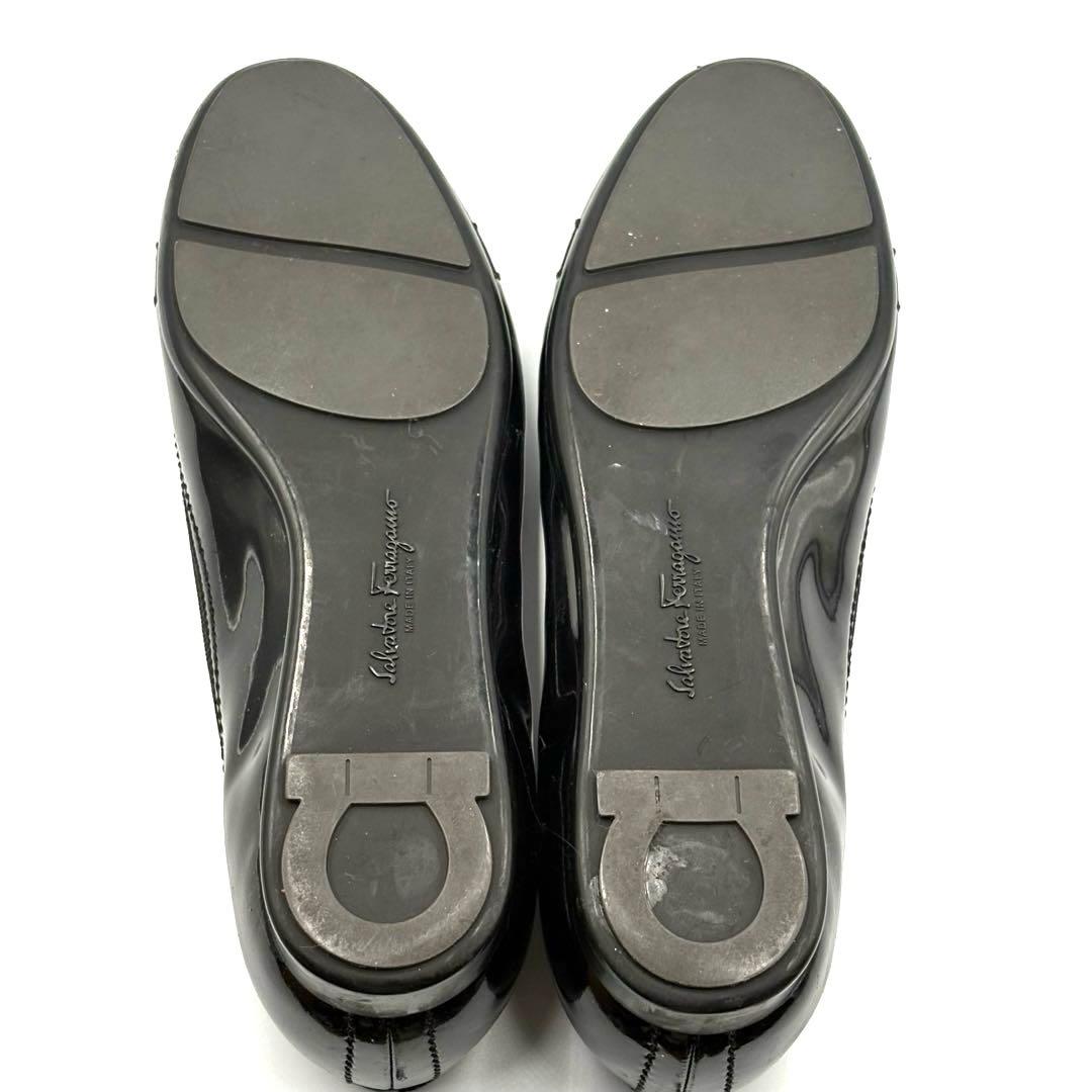 【超美品】フェラガモ　24.5 フラットシューズ　エナメル　黒　リボン