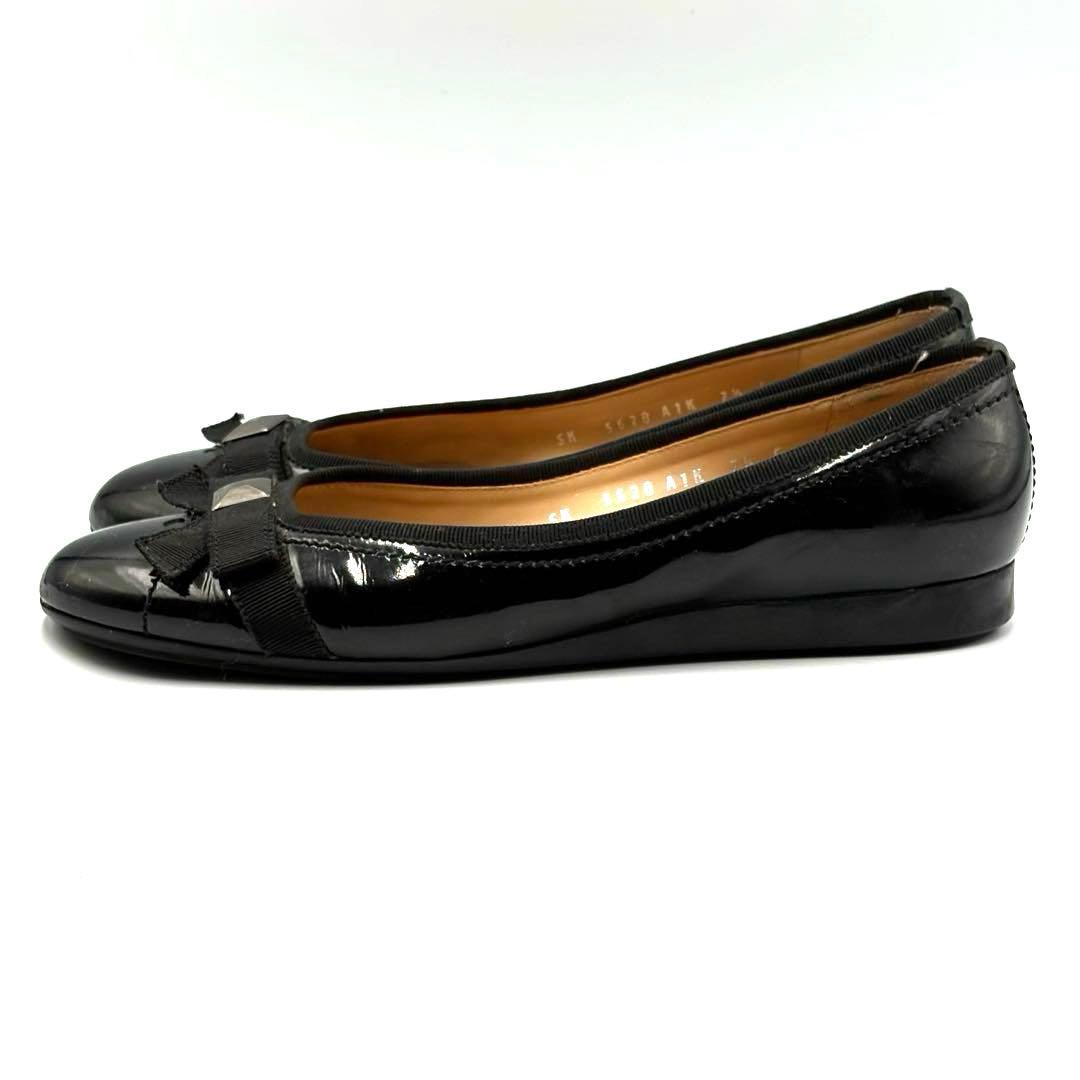 【超美品】フェラガモ　24.5 フラットシューズ　エナメル　黒　リボン