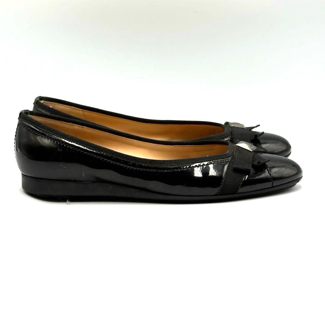 【超美品】フェラガモ　24.5 フラットシューズ　エナメル　黒　リボン