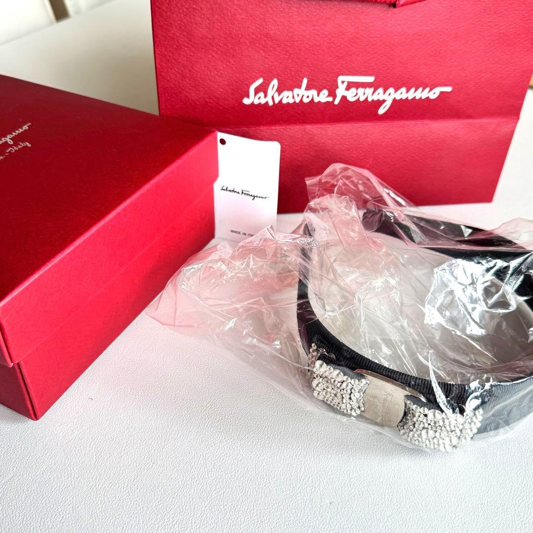 Ferragamo ブラックヘアバンド カチューシャ ヴァラリボン