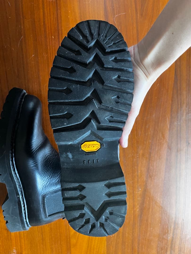 FEIT ブラックレザーサイドゴアブーツ