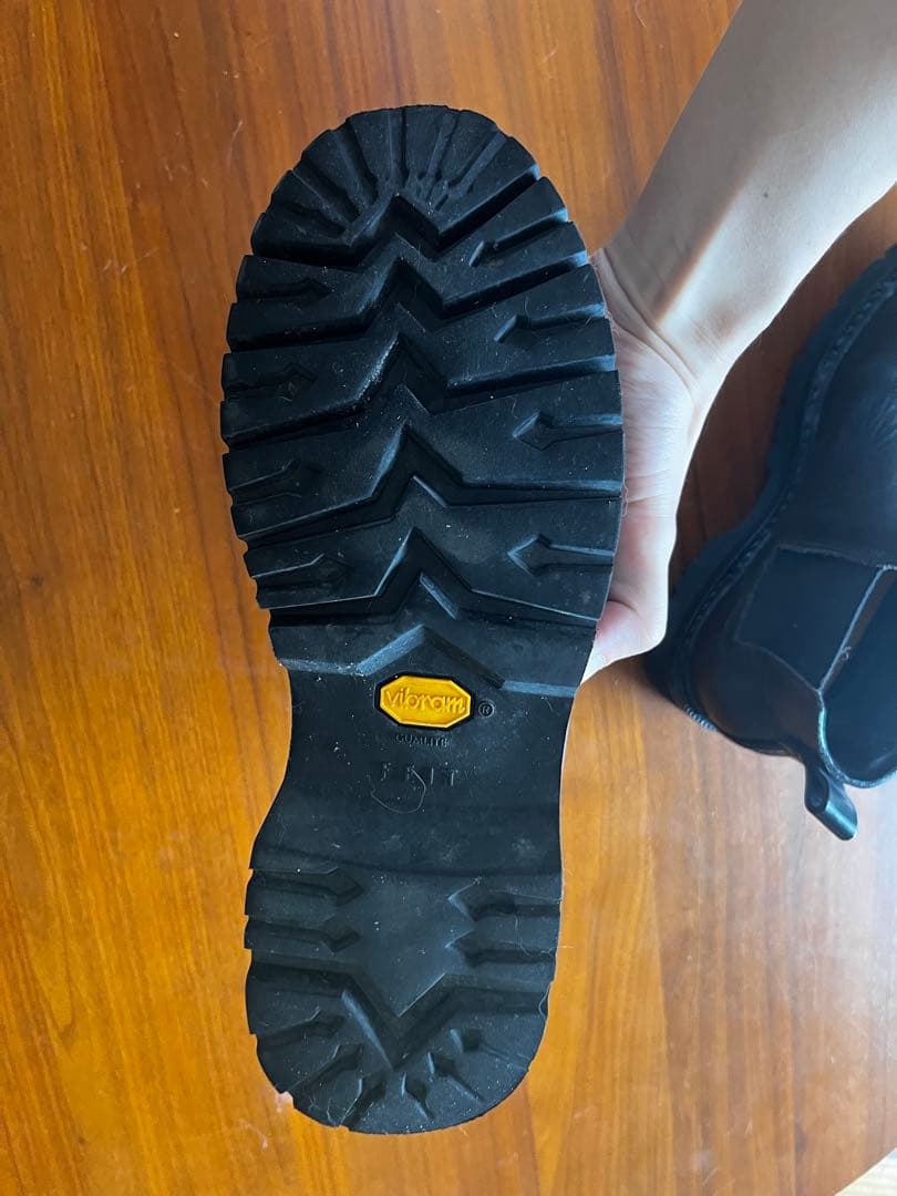 FEIT ブラックレザーサイドゴアブーツ