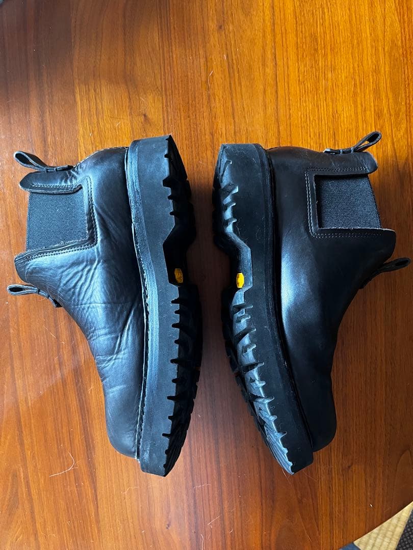 FEIT ブラックレザーサイドゴアブーツ