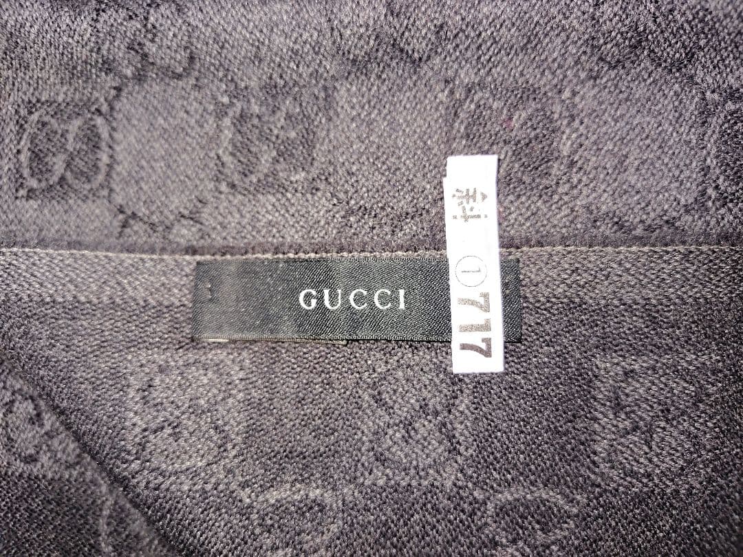 ［使用済みクリーニング済み］GUCCI グレー ロゴパターン 薄手マフラー