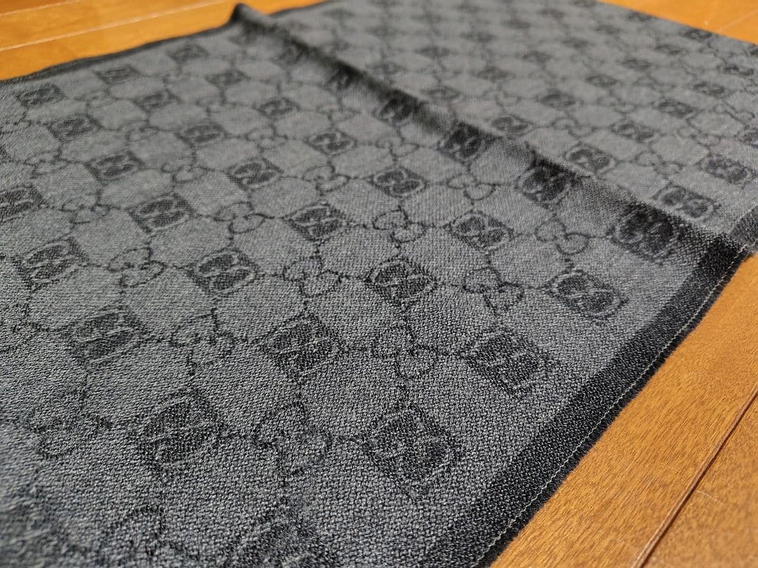 ［使用済みクリーニング済み］GUCCI グレー ロゴパターン 薄手マフラー