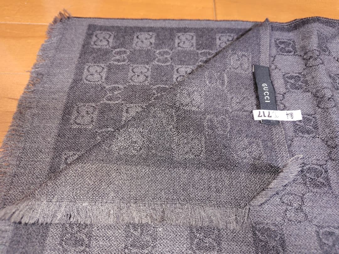［使用済みクリーニング済み］GUCCI グレー ロゴパターン 薄手マフラー
