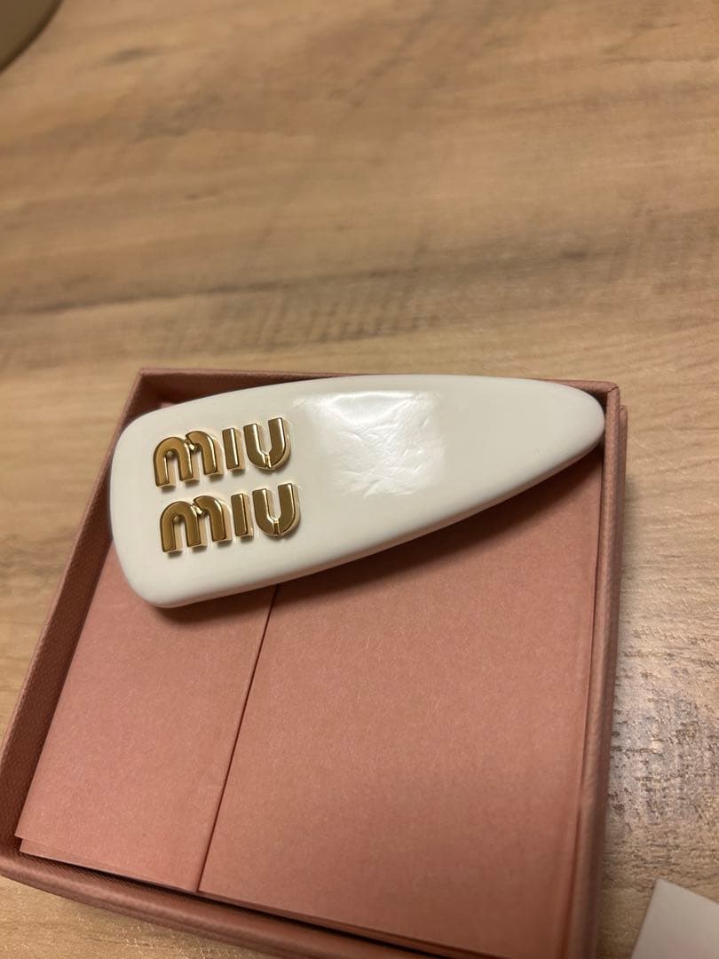 miumiu ヘアバレッタ ヘアクリップ 白 ホワイト