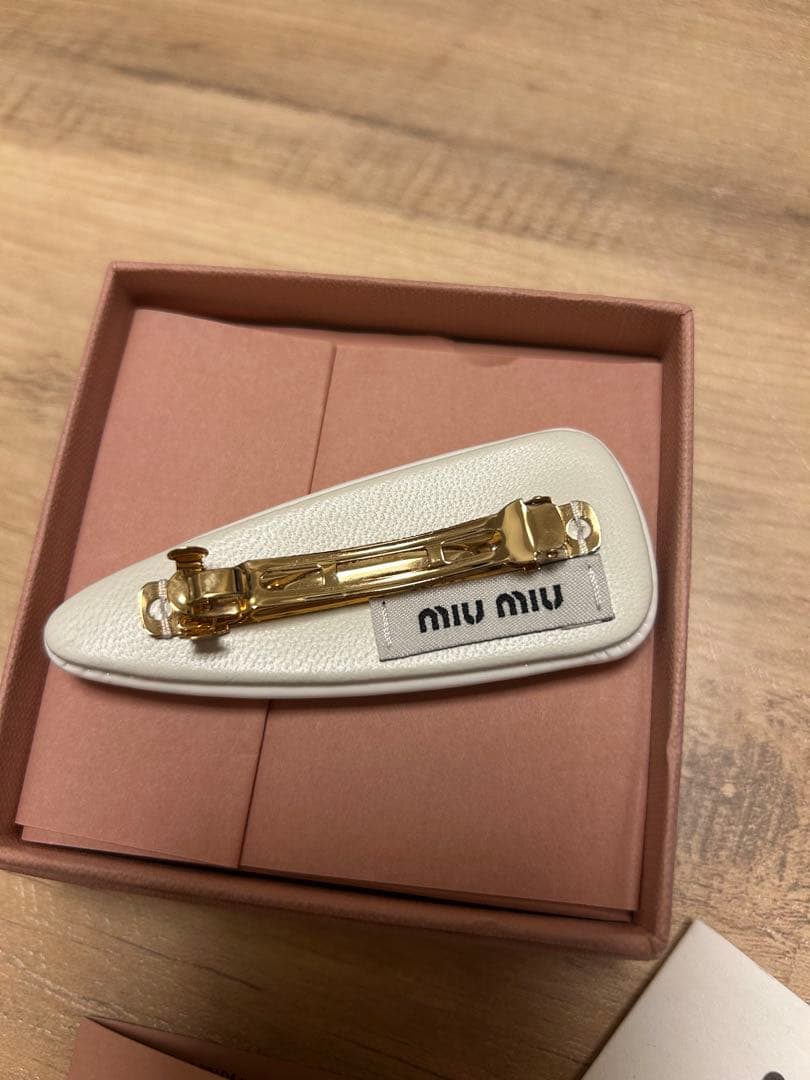 miumiu ヘアバレッタ ヘアクリップ 白 ホワイト