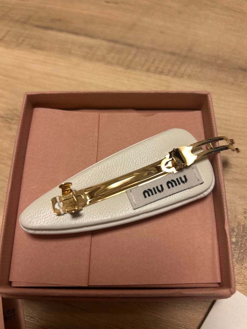 miumiu ヘアバレッタ ヘアクリップ 白 ホワイト