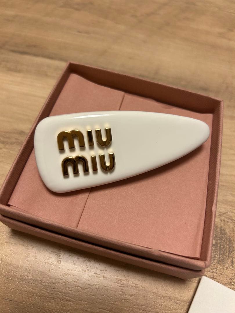 miumiu ヘアバレッタ ヘアクリップ 白 ホワイト