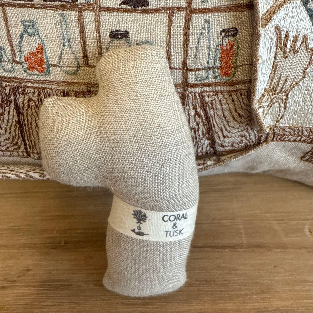 CORAL & TUSK 刺繍クッション