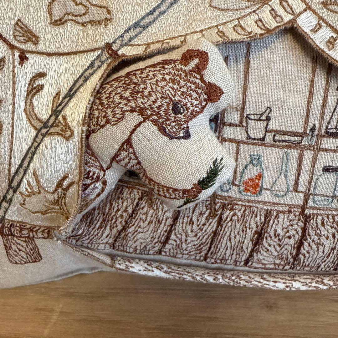 CORAL & TUSK 刺繍クッション