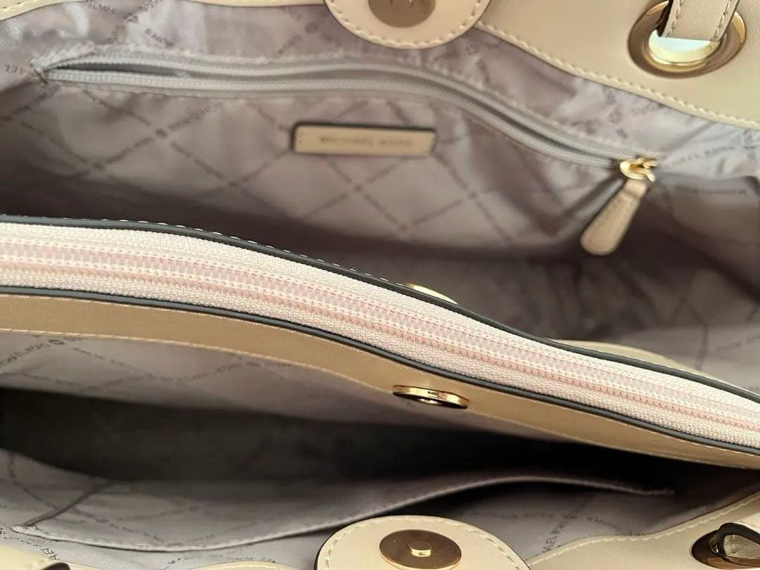 未使用MICHAEL KORS 上品なトートバッグ　収納充実　ベージュ系