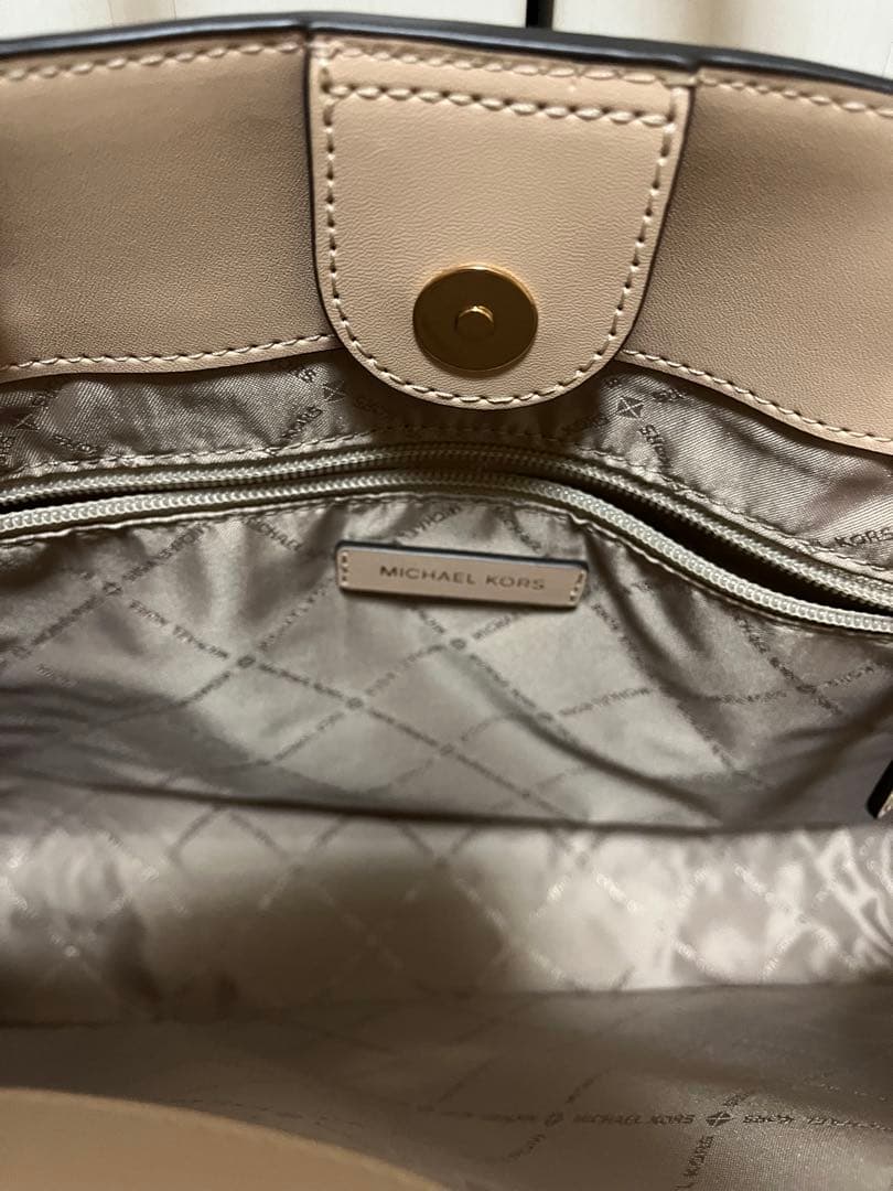 未使用MICHAEL KORS 上品なトートバッグ　収納充実　ベージュ系