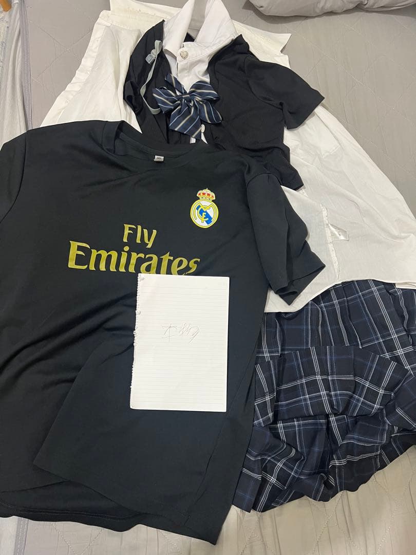 退学した17歳浮気元カノの制服(2ページ)