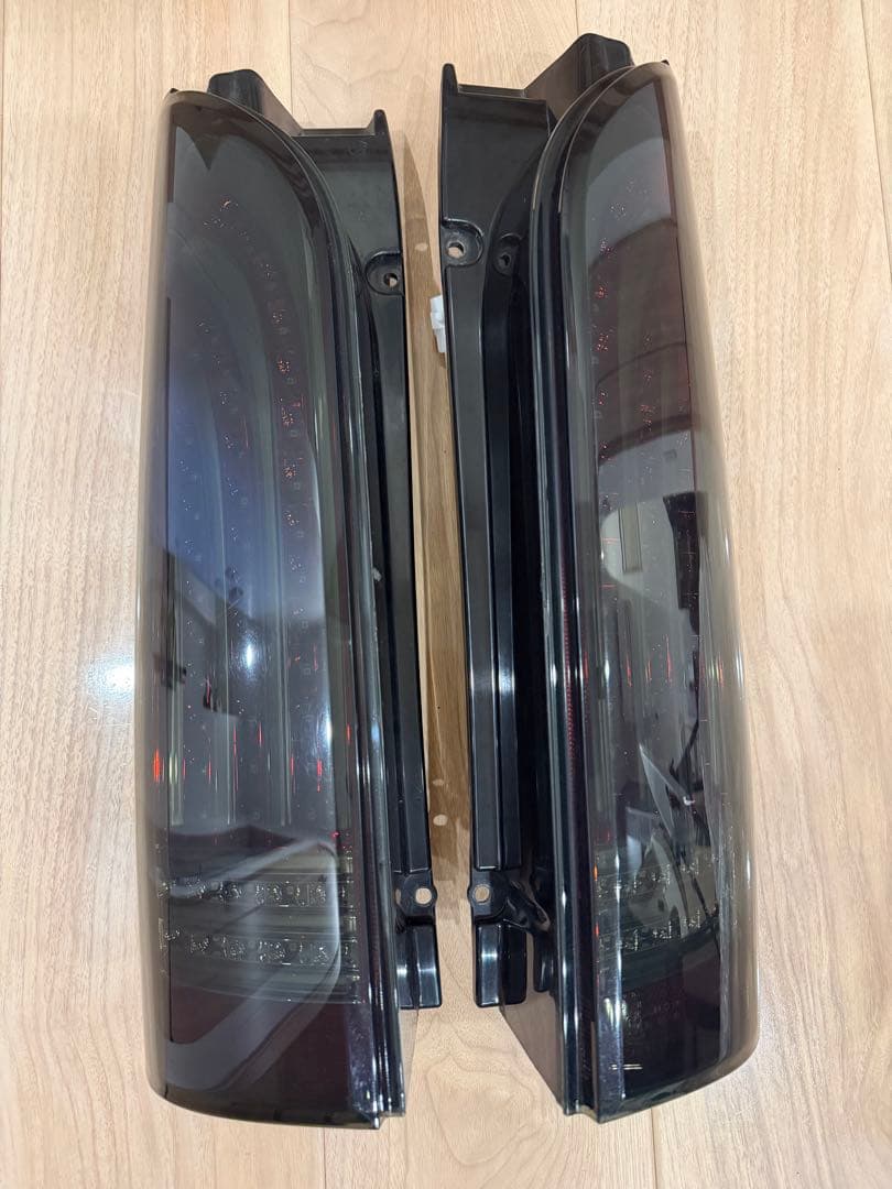 【動作確認済】ハイエース 200系 フルLEDテールランプ スモーク 社外品