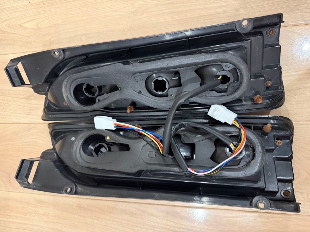 【動作確認済】ハイエース 200系 フルLEDテールランプ スモーク 社外品