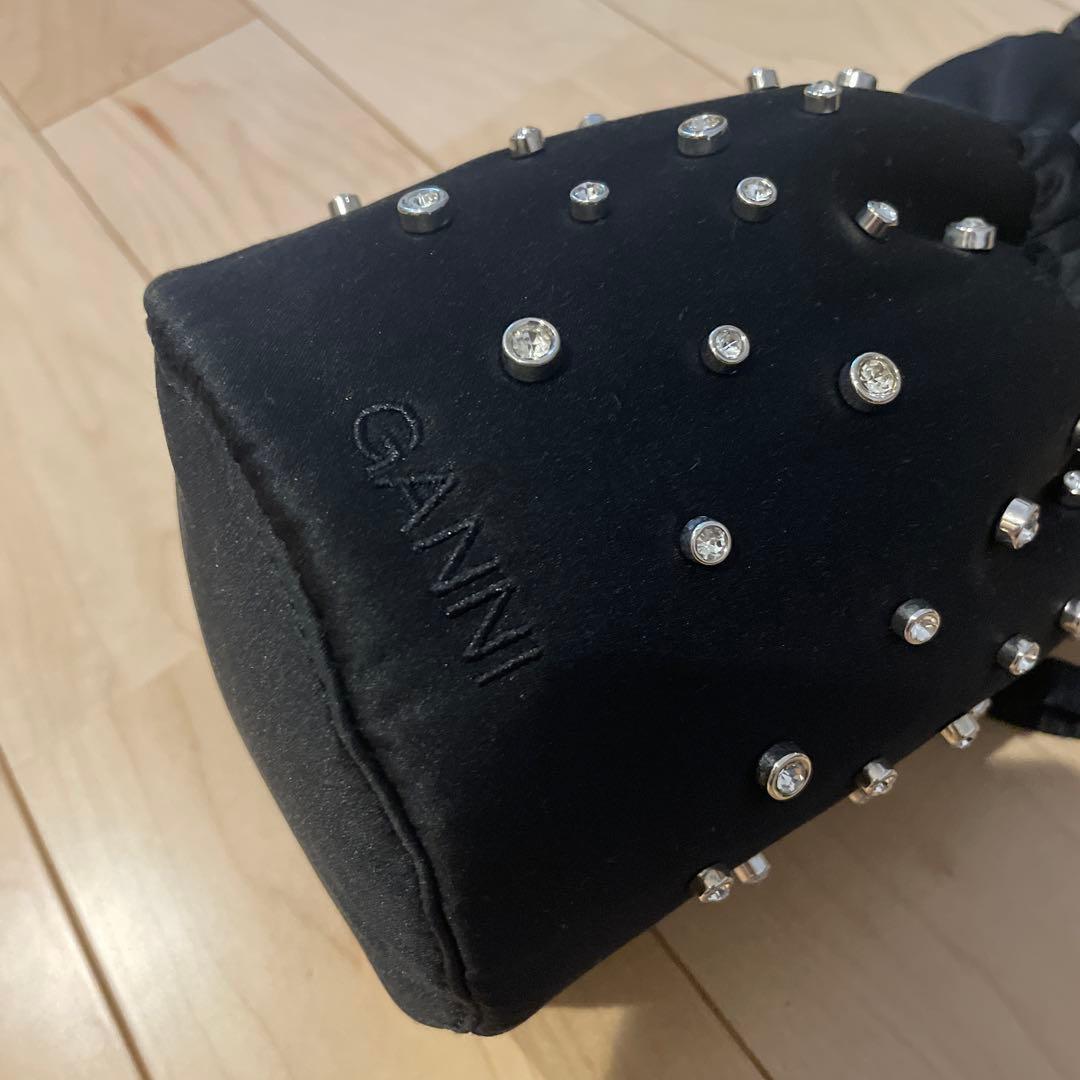 スタッズ付き黒サテン巾着バッグ