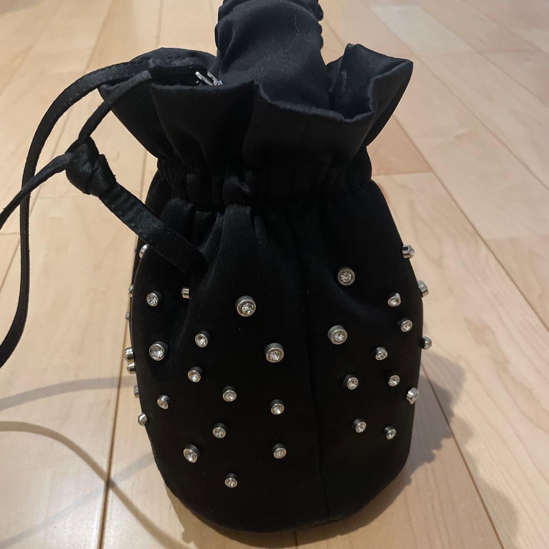 スタッズ付き黒サテン巾着バッグ