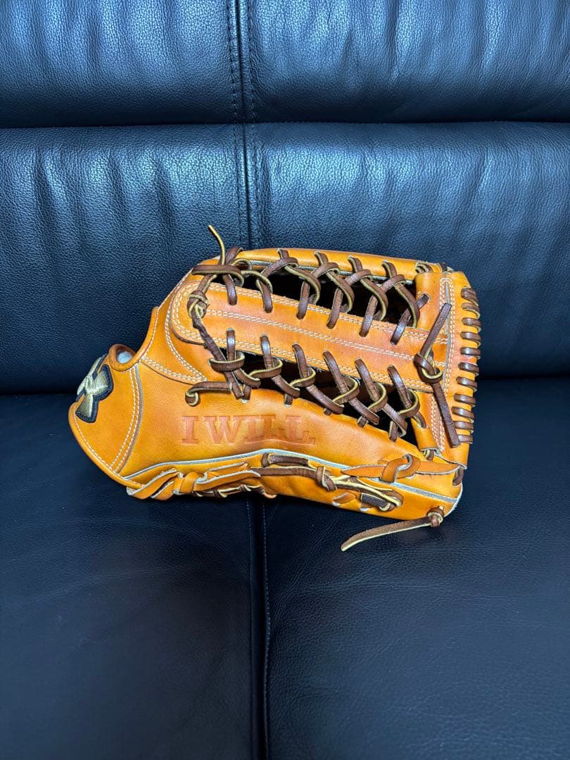 六*衛様 アンダーアーマー の硬式外野手