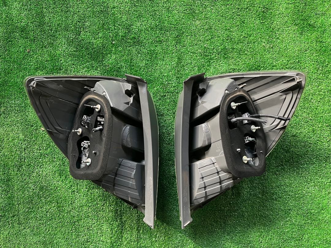 GP1 フィット　左右テールランプ　クリアレンズ