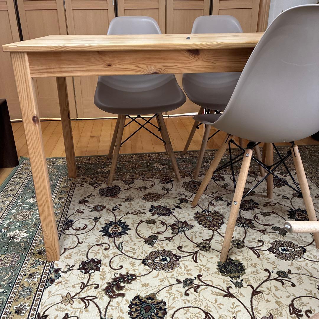 IKEA木製テーブルとグレーのモダンチェアセット