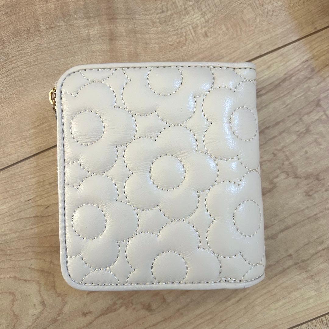 【新品未使用】マリークワント キルトフォームデイジー 二つ折りウォレットベージュ