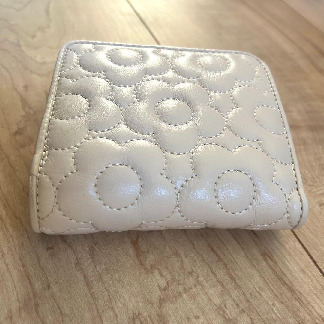 【新品未使用】マリークワント キルトフォームデイジー 二つ折りウォレットベージュ