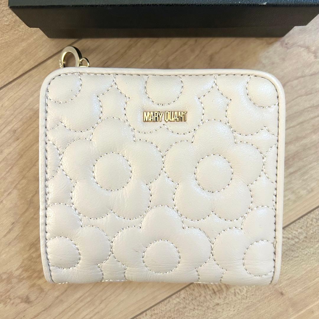 【新品未使用】マリークワント キルトフォームデイジー 二つ折りウォレットベージュ