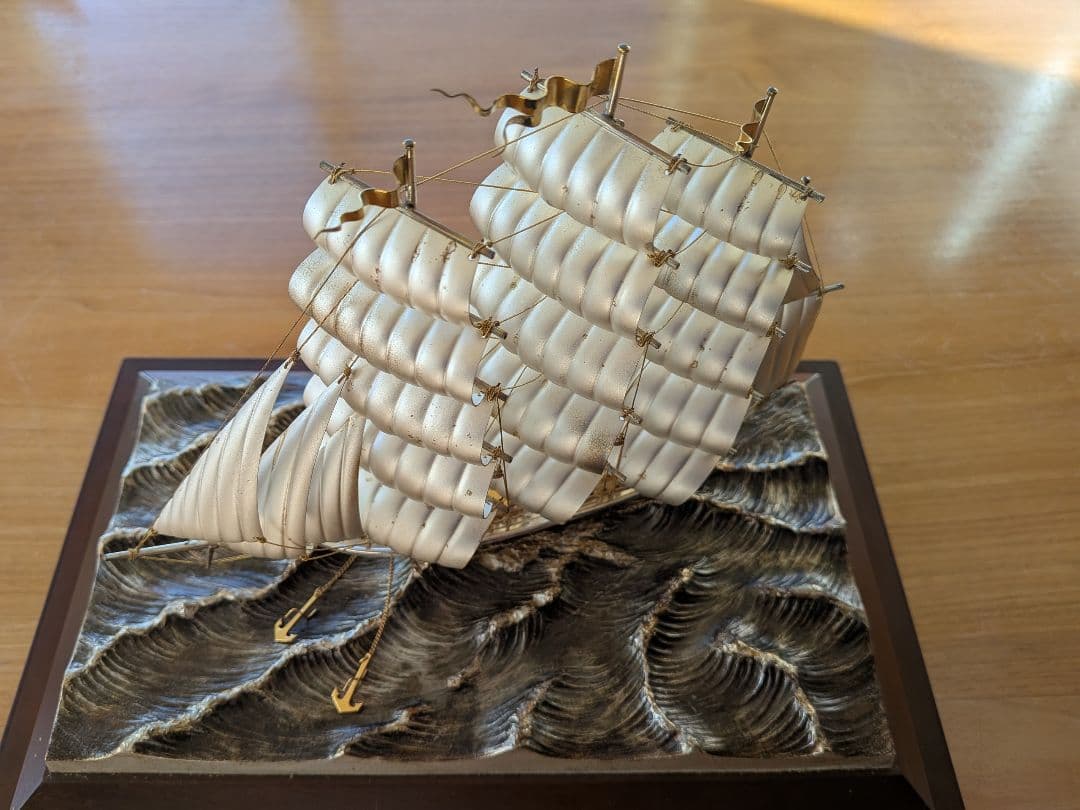 TAKEHIKO シルバーの帆船の置物 ガラスケース付き