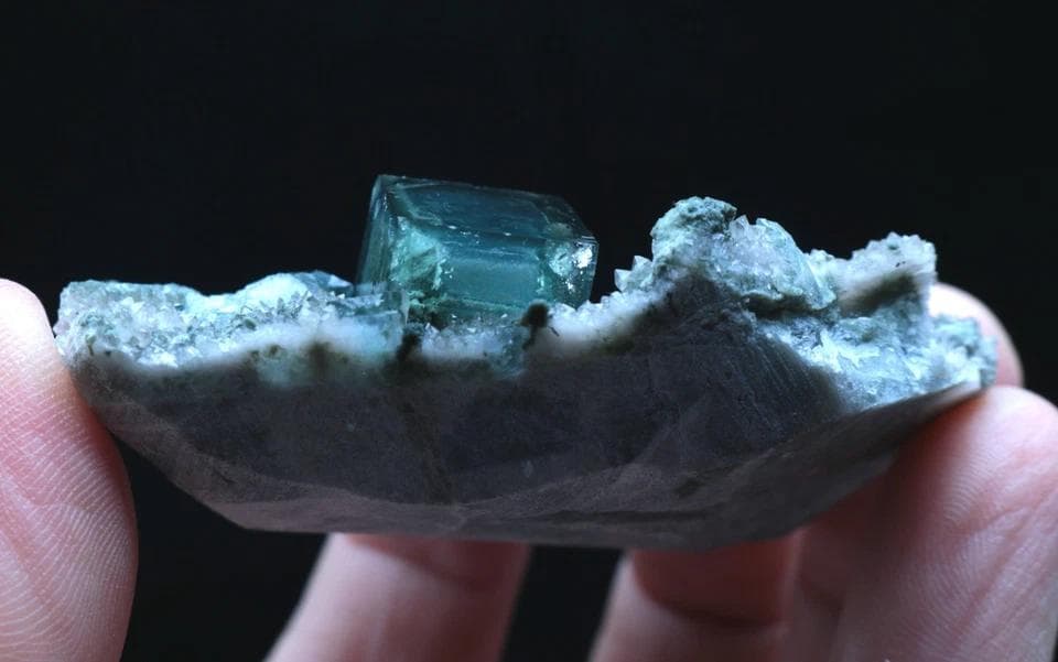 フローライト(蛍石) グリーン キュービック 71.6g 68mm 鉱物標本