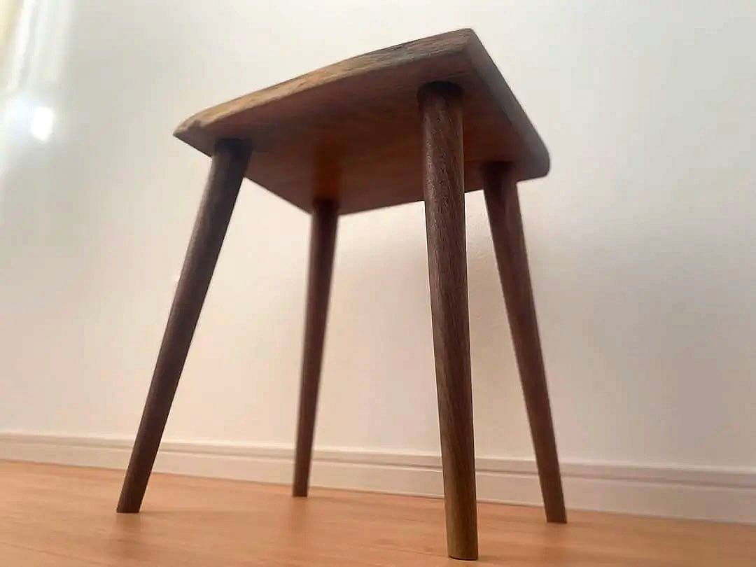 ブラックウォールナットの耳付きスツール
