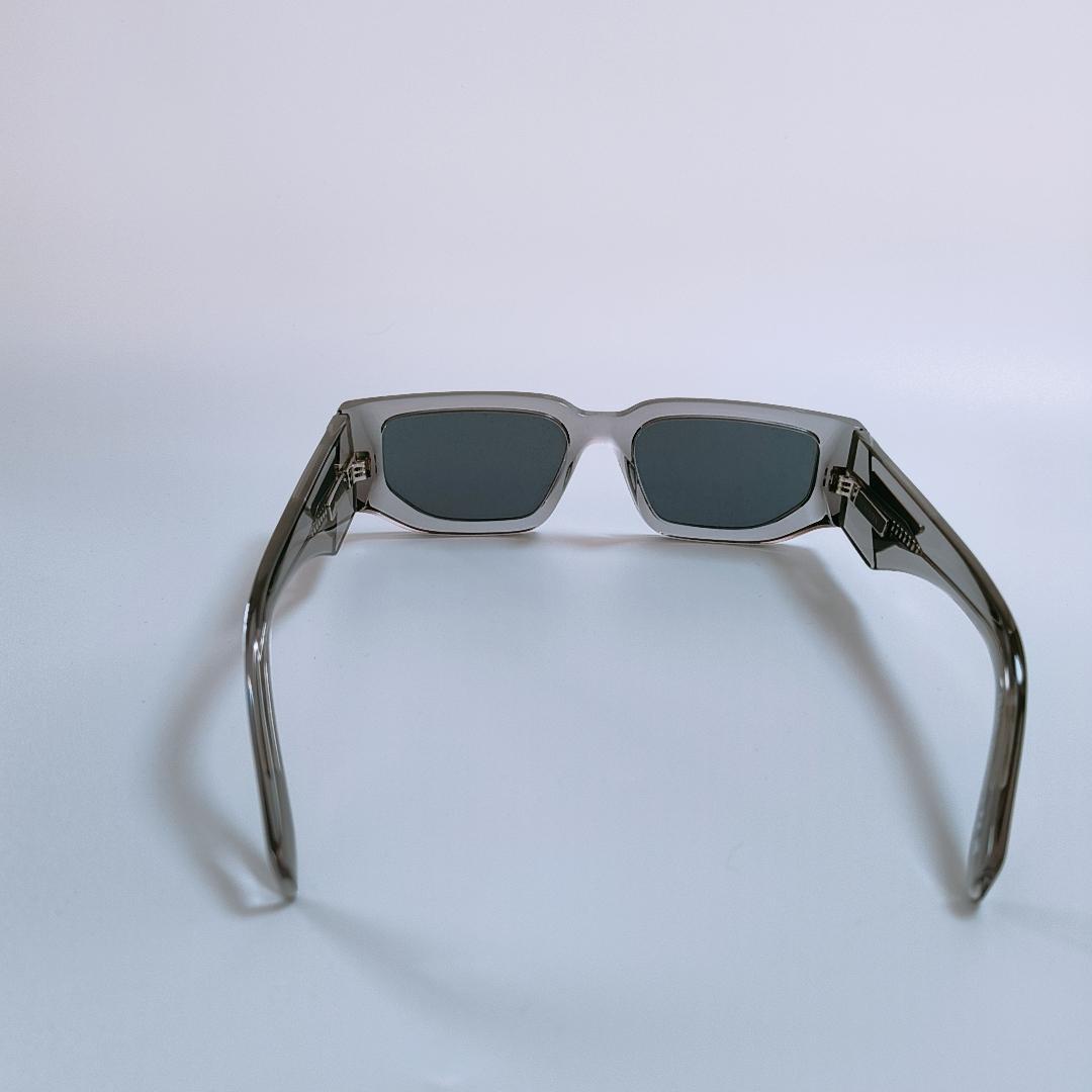 【新品未使用】PRADA トライアングルロゴ入り サングラス PR09ZS