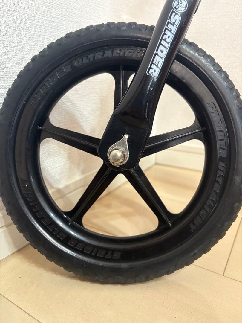【美品】STRIDER 12スポーツ バランスバイク+プロテクター+専用バッグ
