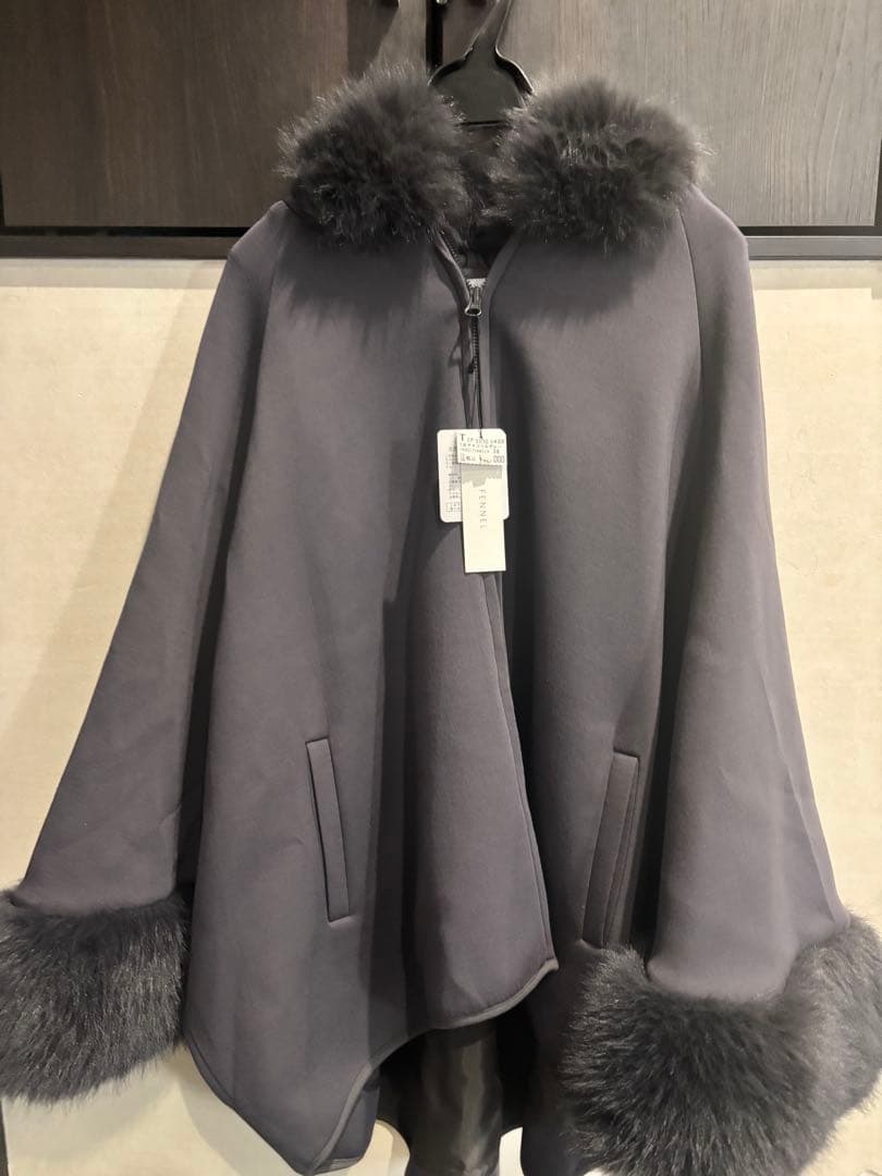 ヤマダヤ　フェンネル　ファー付き フードポンチョ　チャコールグレー【新品未使用】
