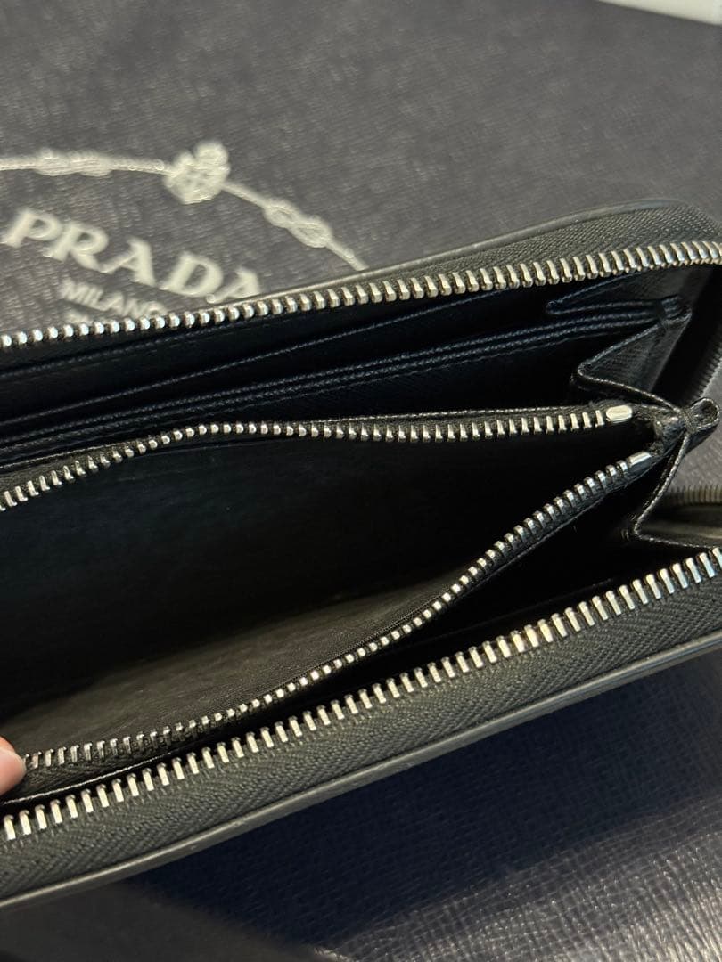 希少 プラダ サフィアーノレザー 長財布 エンボスロゴ 黒 ジッピー アラウンド